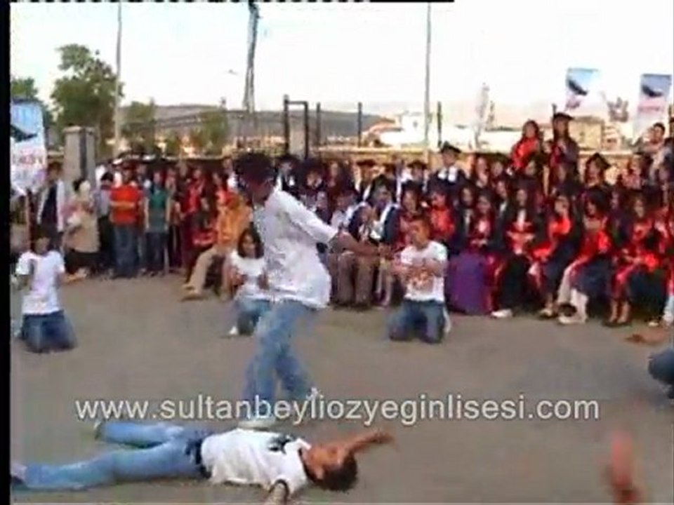 SULTANBEYLİ HÜSNÜ M. ÖZYEĞİN LİSESİ MEZUNİYET KOLBASTI