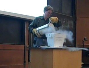 Il professore matto disintegra laptop