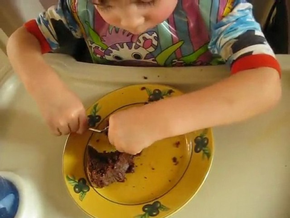 Milan mange du gâteau au chocolat