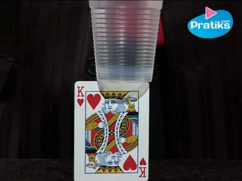 Magie Faire tenir un objet sur la tranche d’une carte