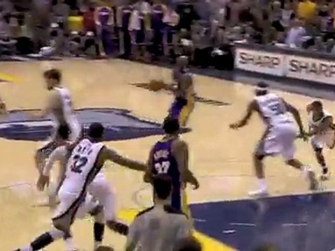 Kobe Bryant sinks a 3-pointer with 4.3 seconds in the game.
