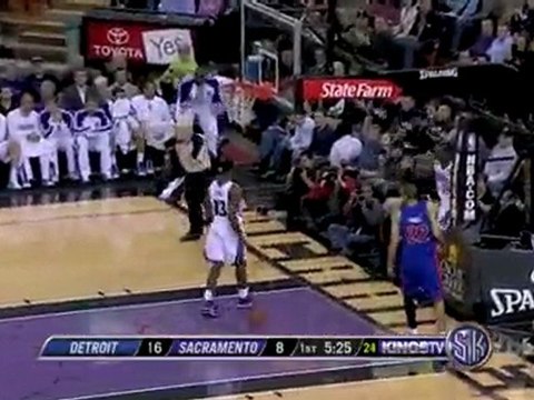 Tyreke Evans and Carl Landry combine for the steal and score