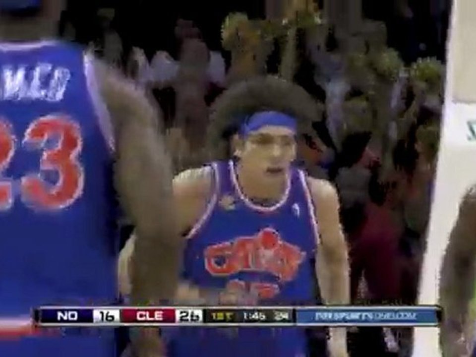 LeBron James tosses the pass up ahead to Anderson Varejao fo