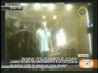 Juanes recibe premio de manos de Tony benet 24-2-10