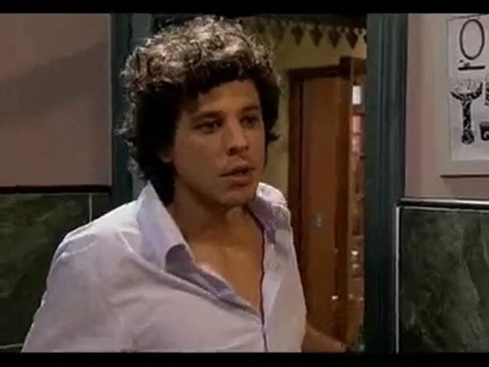 Luisana Lopilato -  Teo la ve a Bianca ba  ndose - Aqmq