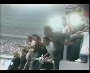 EGYPTE VS ALGÉRIE URGENT APRES LES PAVES C'EST LES CRACHAS