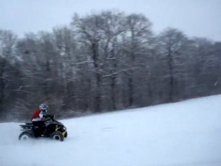 quad polaris dans la neige