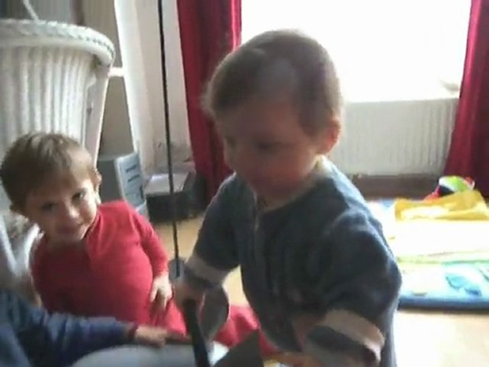 Anaïs marche en poussant sa souris !