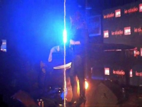 Amel Bent concert privé au Studio SFR