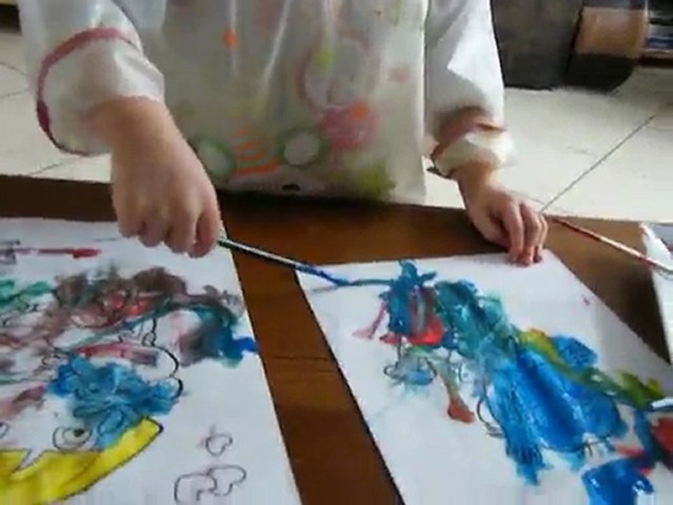 Michelle fait de la peinture