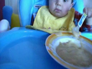rayan qui mange seul