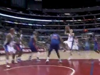 Steve Blake connects with Drew Gooden on a nice alley-oop pa