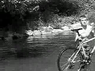 faire du vélo dans l'eau