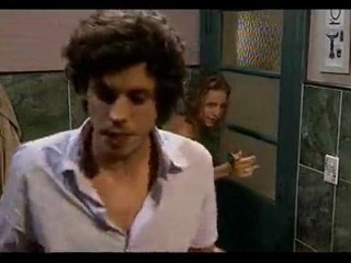 Bianca y Teo se quedan encerrados en el baño