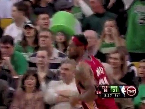 Anderson Varejao floats a perfect pass to LeBron James for t