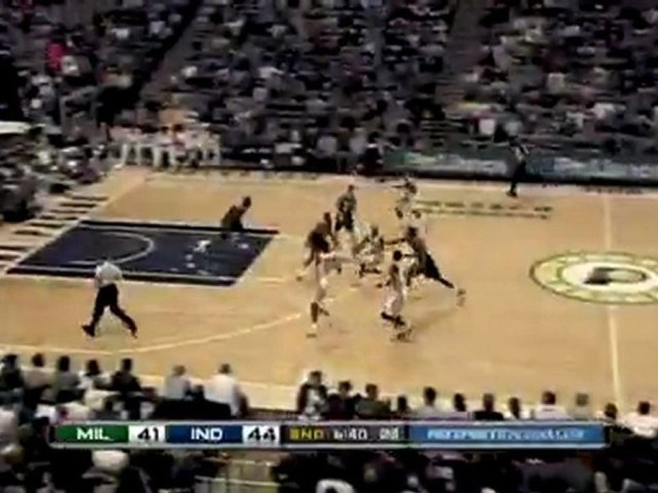 Danny Granger makes a great spin move on the Bucks' defense