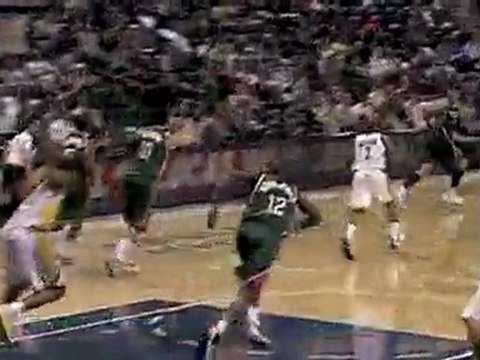 Andrew Bogut takes a pass from Carlos Delfino and rocks the