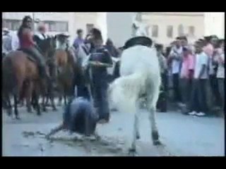 une femme à cheval chute dans le crottin