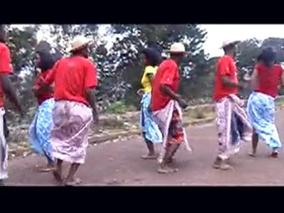 ROSELIANE MBOLA HO AVY (Clip officiel Antosy 2010)