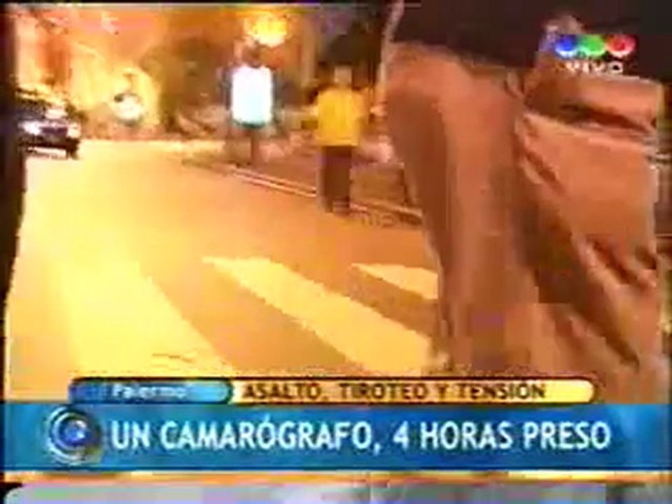 Detienen violentamente a un camarógrafo de Canal 9