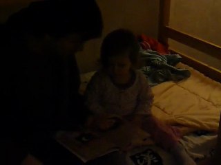 Papa lit une histoire avant dodo