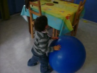 MON DROLE pousse son ballon