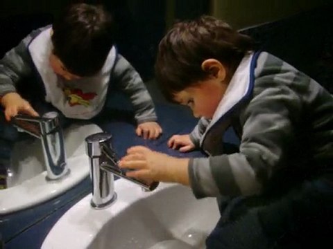 MON DROLE ouvre le robinet de la salle de bain