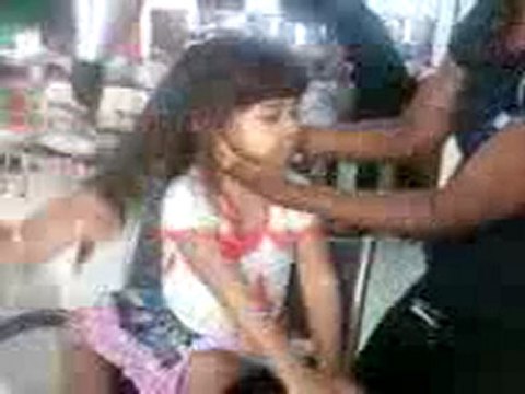 Luciana fazendo escova no cabelo no salão de beleza