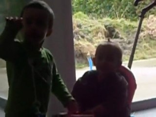 lola fait au revoir, gabriel l'aide un ti peu!