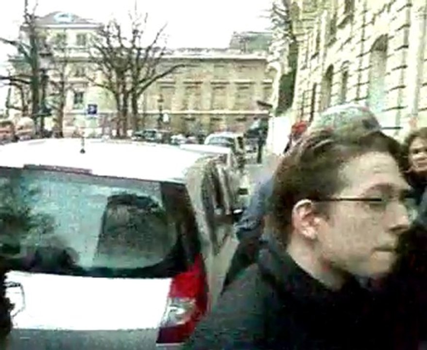 manif harkis devant l'Assemblée Nationale (1/10) - Encerclés