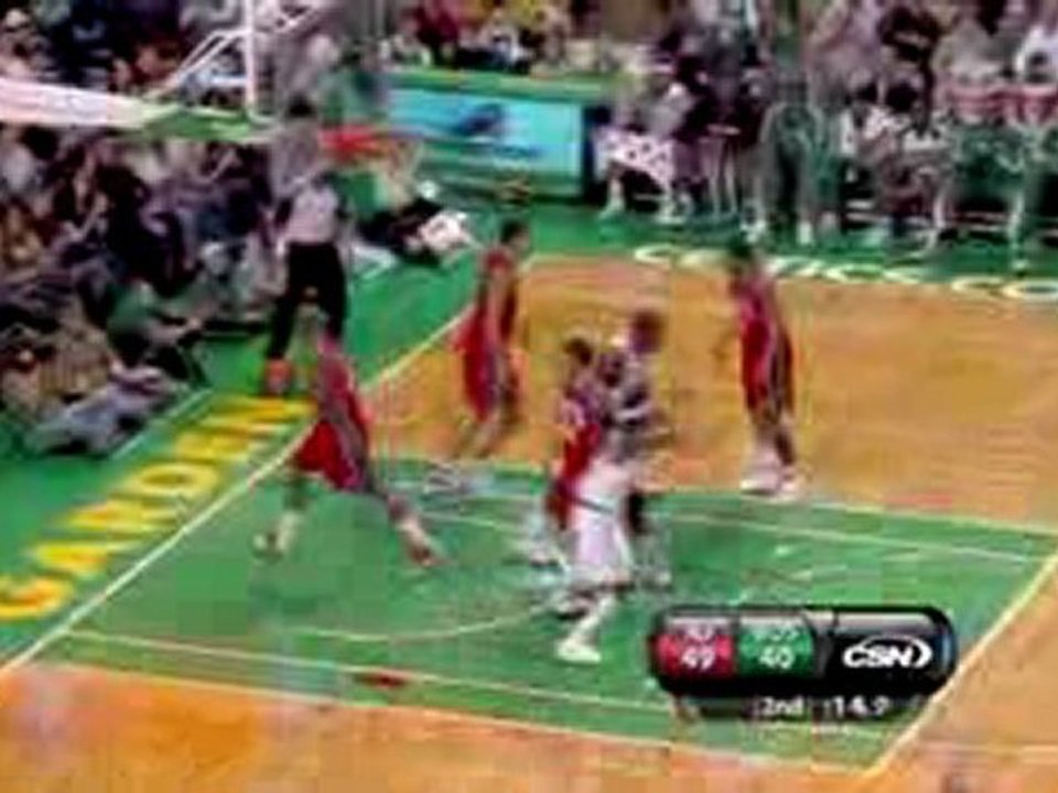 Kris Humphries hustles back on defense to stuff Kendrick Per