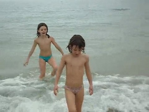 Candice et manon à la plage de Shek O. Le 28/02/2010