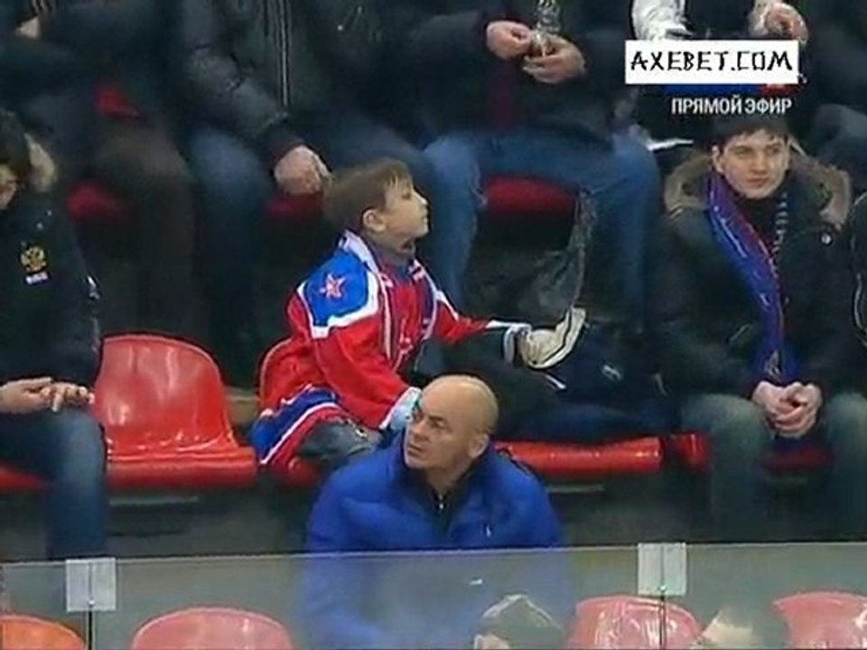 хоккей цска - ска. рейвер на стадионе. Питерский СКА