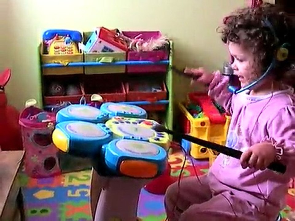 Norah fait de la batterie