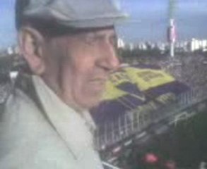El abuelo Toto viendo a Boca