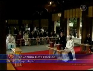 Le Sumo Mongole Hakuho se marie à Tokyo