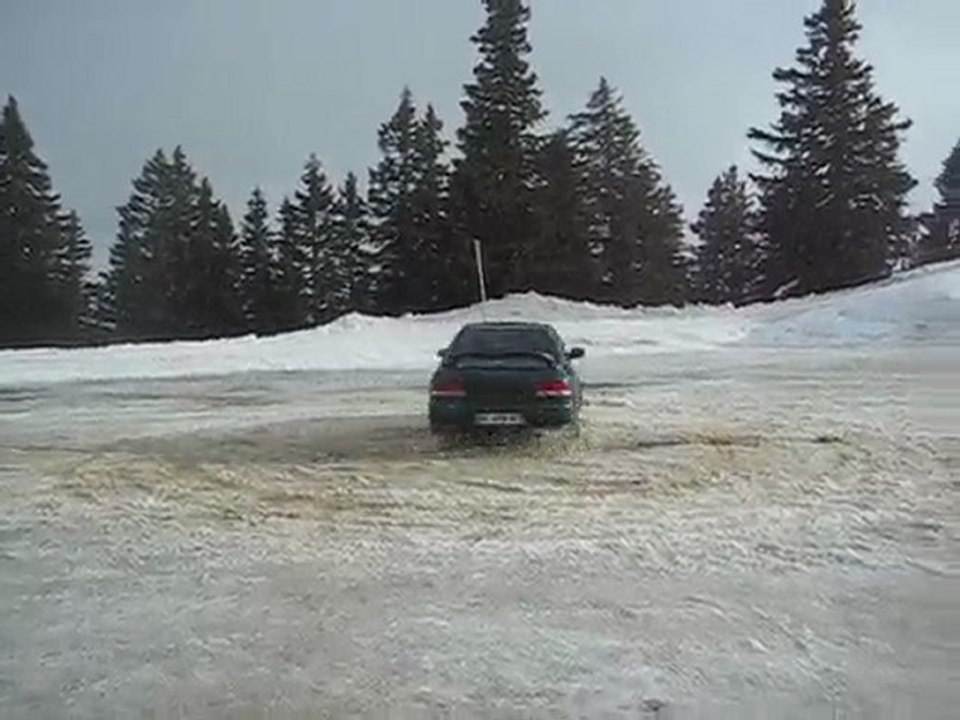 Petits ronds en Subaru Impreza GT sur la neige