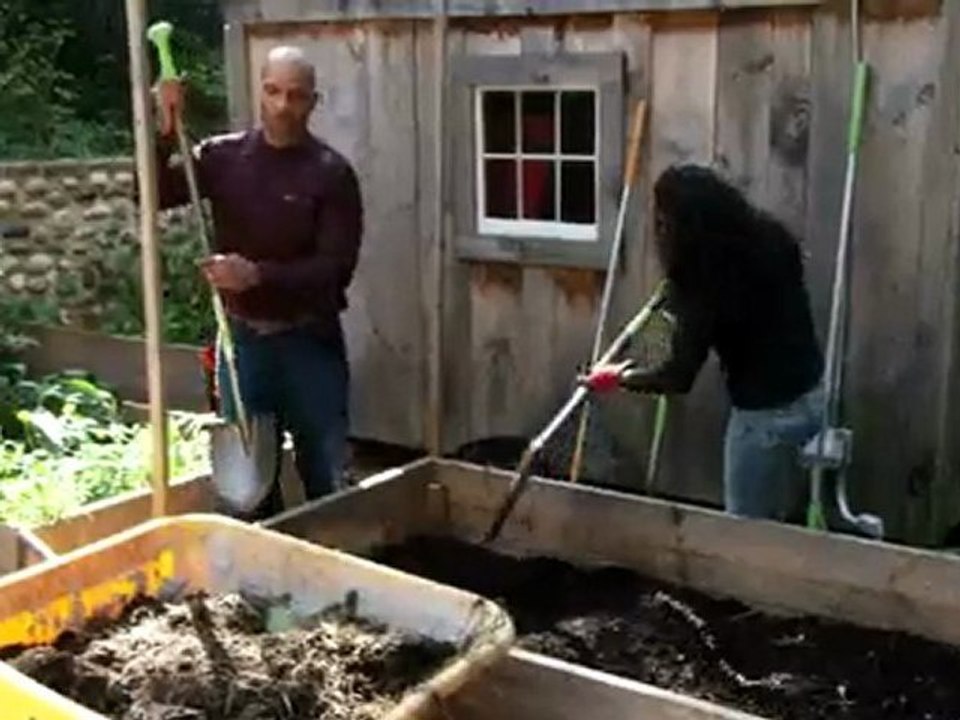 How to Prepare a Raised Garden Bed for Planting