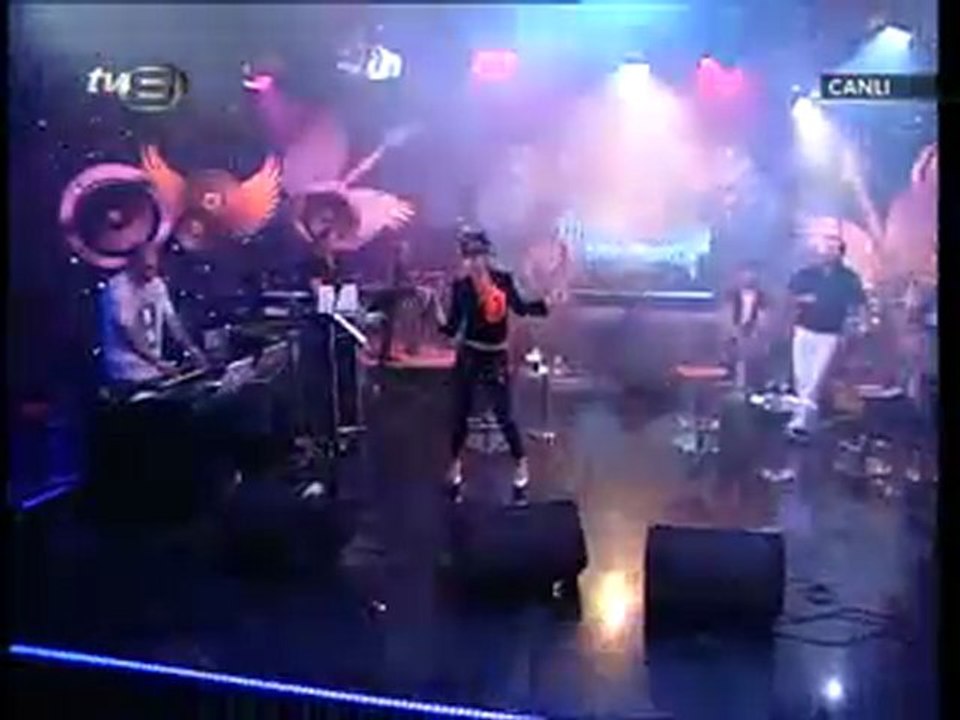 Hande Yener -  Deliler Live Performance @ Güzel Bir Gece