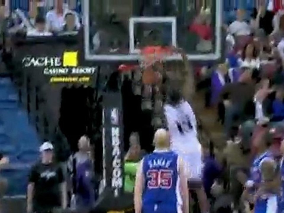 Tyreke Evans catches Eric Gordon looking the other way and t