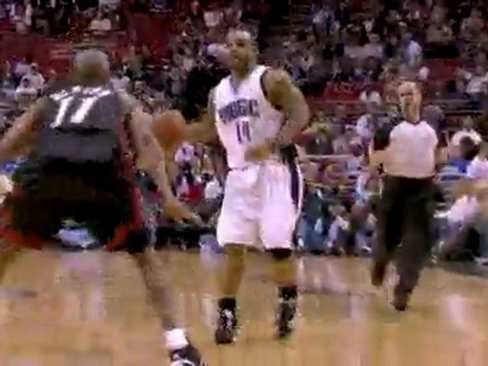 Dwight Howard gets inside and throws down the hammer.Dwight