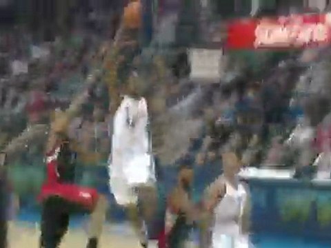 Kevin Durant takes the pass and finishes with authority duri