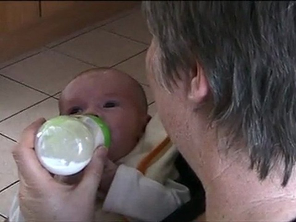 Mamy donne le biberon 3/3