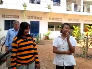 Famille rendant visite à sa fille au foyer de Battambang