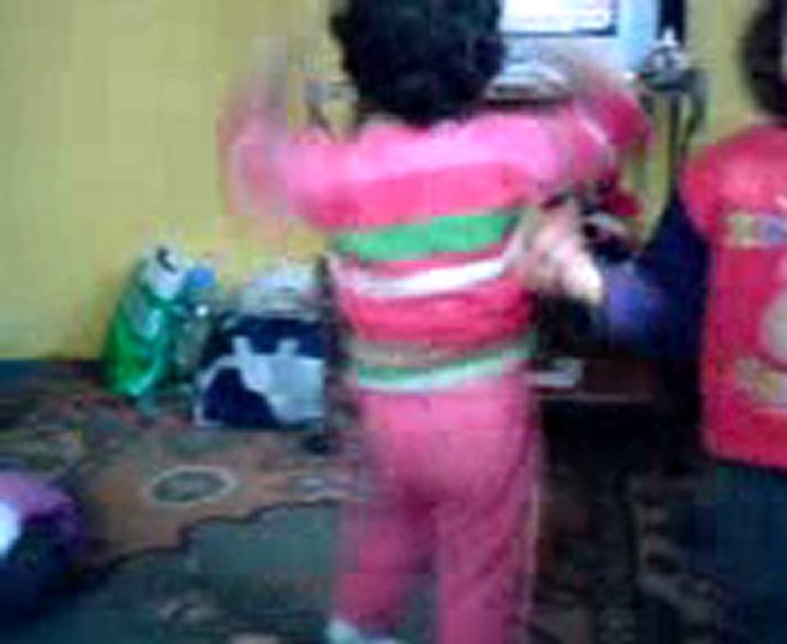 KÜÇÜK ELİF İN DANSI =)