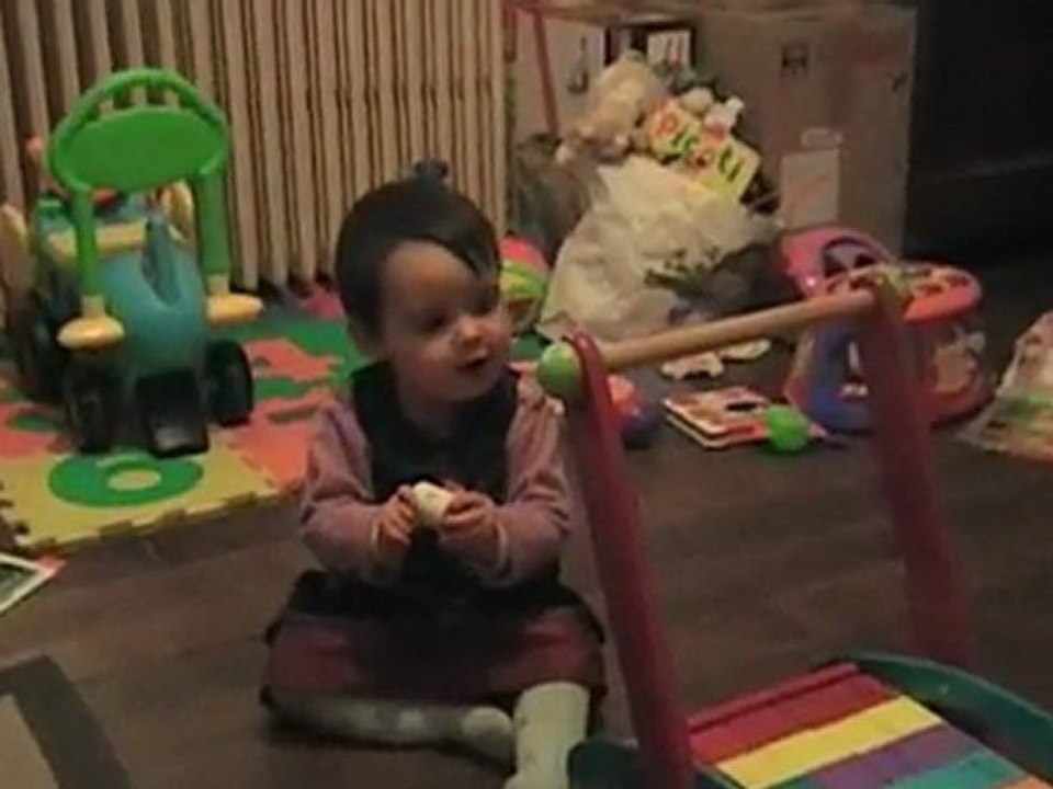 Lucie fait la bouteille de Coca