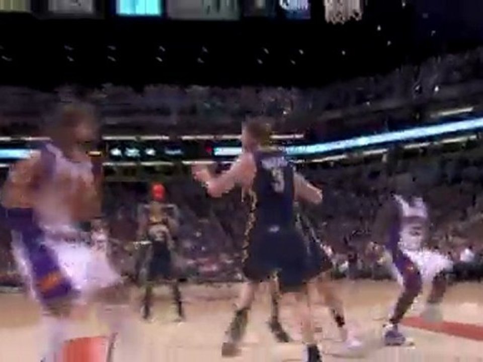 Jason Richardson feeds Robin Lopez inside for the big two-ha
