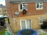Régis saute depuis sa fenêtre sur un trampoline