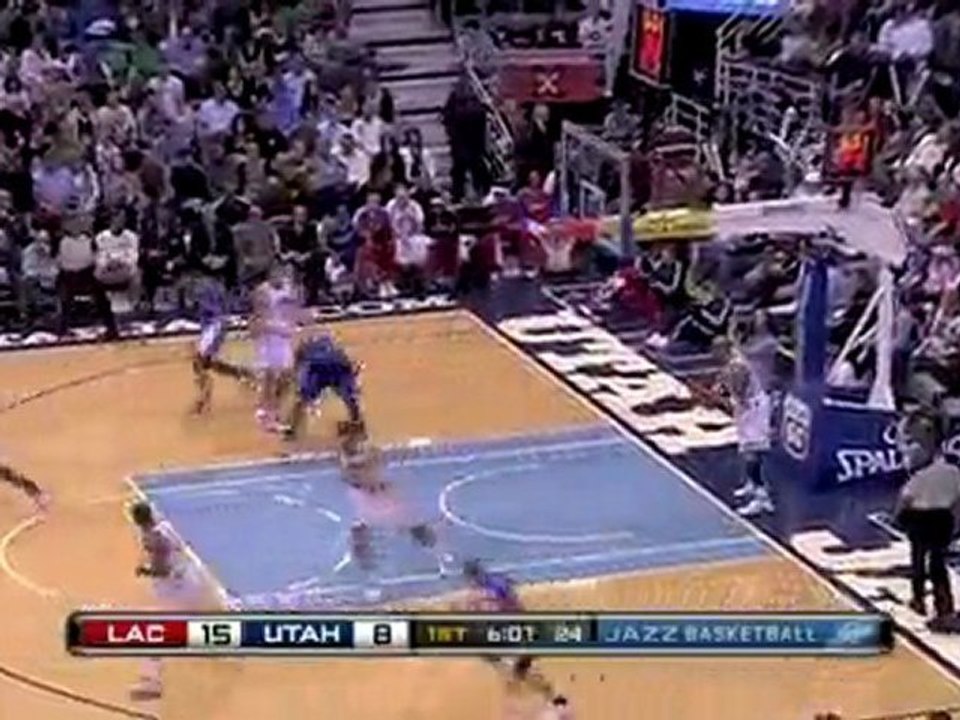 Drew Gooden drives past a defender and finishes with a slam.