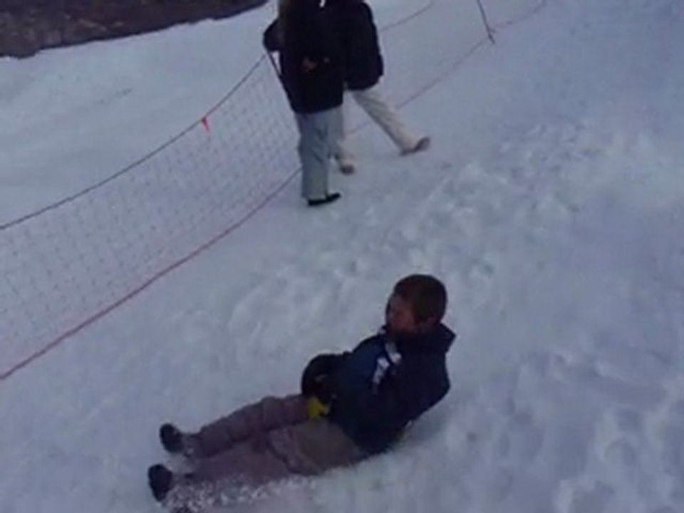 Théo fait de la pelle sur le château de la croisette